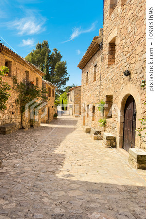 Old street with in the historic center of Siurana, Tarragona, Spain 109831696