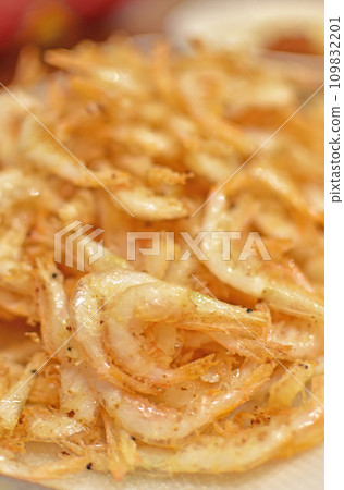 Fried white shrimp 109832201