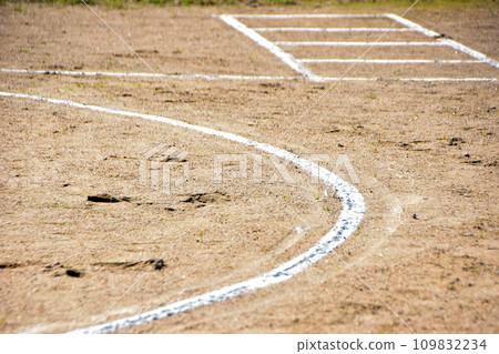 A white line drawn to the ground 109832234