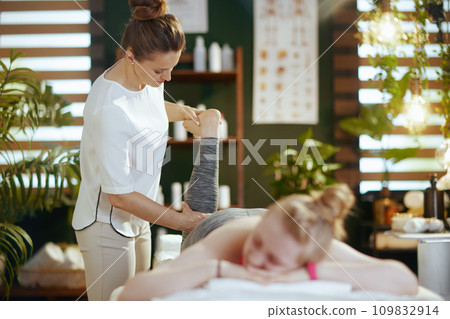 female therapist in massage cabinet making massage 109832914
