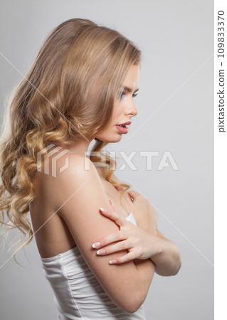 Female model profile. Woman with fresh skin, trendy makeup and wavy blonde hair 109833370