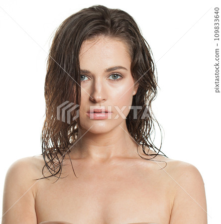 Spa female model with natural makeup and healthy clear fresh skin portrait. 109833640