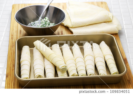 Cigaraboley，類似雪茄的土耳其春捲的原料。 109834051