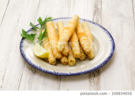 Cigaraboley，土耳其春捲，看起來像雪茄。油炸起司餡料包裹在稱為 yufka 的麵團中 109834058