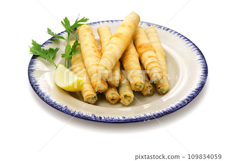 Cigaraboley，土耳其春捲，看起來像雪茄。油炸起司餡料包裹在稱為 yufka 的麵團中 109834059