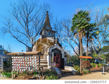 [Ueno, Tokyo] A pagoda and palm trees enshrining the great Buddha Shakyamuni Nyorai on Mt. Daibutsu in Ueno Park. 109835717
