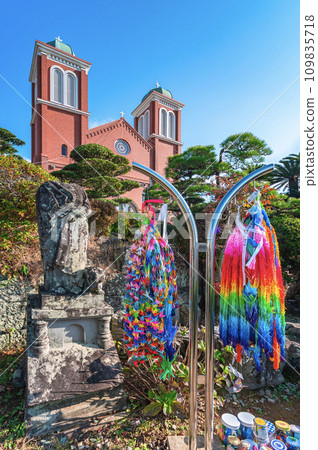 [Kyushu/Nagasaki] A-bombed ruins and 1,000 paper cranes stand at the base of Catholic Urakami Church. 109835718