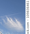 漂浮在藍天的空中云彩 109836461