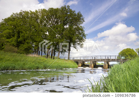 Weir in the river Aa near Heeswijk-Dinther 109836786