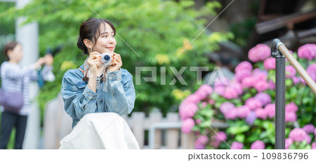 一位女士正在拍攝繡球花 一位女士正在旅遊景點拍攝紀念照片 109836796