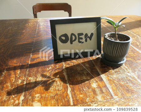 「OPEN」風景與書籍明信片架 「OPEN」風景與書籍明信片架 109839528