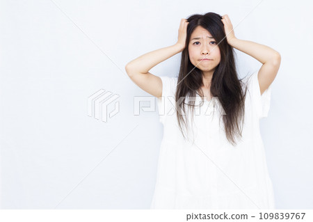 A woman in her 30s who is worried about her hair growing out 109839767