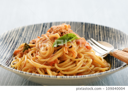 tuna and tomato pasta tuna and tomato pasta 109840004