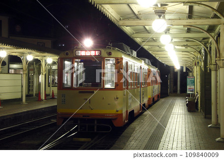 伊予鐵道：松山市線/有軌電車（Moha 50型後期型：舊色） 109840009