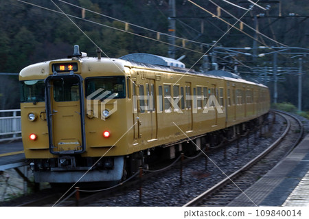[JR-V] Hakubi Line 115 Series Train (4-car train: direct to Sanyo Main Line) 109840014