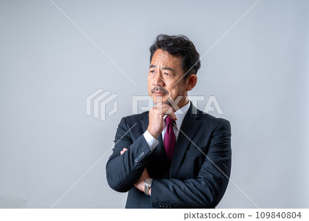 Middle businessman thinking 109840804
