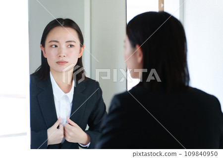 Business women uneasiness 109840950