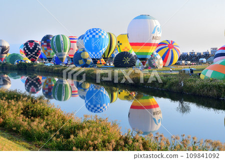 Hot air balloon · balloon Hot air balloon · balloon 109841092