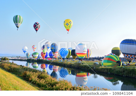 Hot air balloon · balloon Hot air balloon · balloon 109841104
