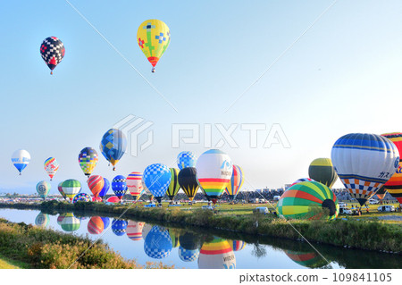 Hot air balloon · balloon Hot air balloon · balloon 109841105