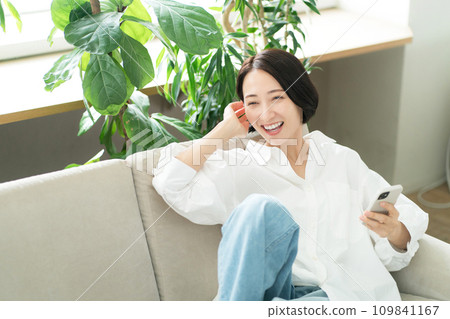 在智慧型手機上聽音樂的女人 109841167