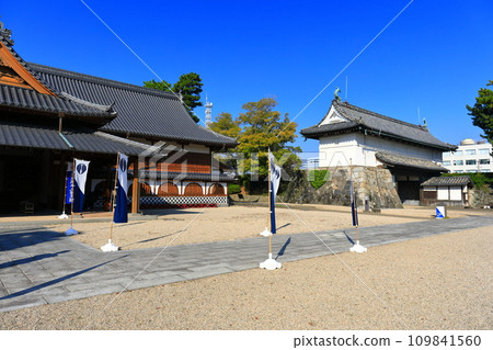 [Saga Prefecture] Saga Castle Honmaru Palace and Shachi Gate on a clear day 109841560