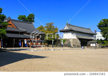 [Saga Prefecture] Saga Castle Honmaru Palace and Shachi Gate on a clear day 109841561
