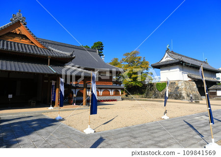 [Saga Prefecture] Saga Castle Honmaru Palace and Shachi Gate on a clear day 109841569