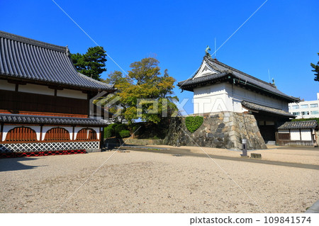 [Saga Prefecture] Saga Castle Honmaru Palace and Shachi Gate on a clear day 109841574