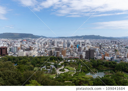 高松市市區(栗林公園、櫻町地區)從紫雲山眺望(香川縣高松市) 高松市市區(栗林公園、櫻町地區)從紫雲山眺望(香川縣高松市) 109841684
