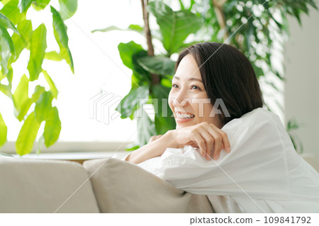 放鬆在沙發的婦女 放鬆在沙發的婦女 109841792