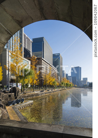 【都市風景】從皇居前廣場看到的馬場崎護城河和丸之內的建築物 【都市風景】從皇居前廣場看到的馬場崎護城河和丸之內的建築物 109842067