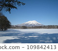 晴朗嚴寒中從牧場眺望岩手山 109842413