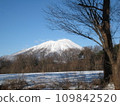 牧場和岩手山的一個陽光明媚但嚴寒的冬天 109842520
