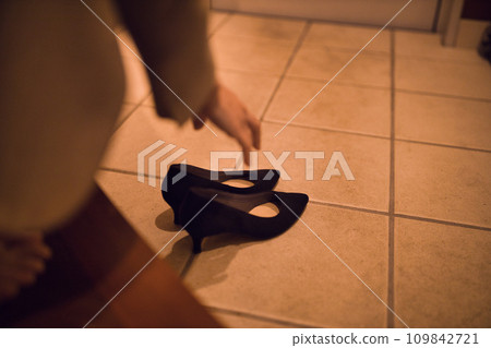 女商人在入口處脫下水泵 夜間例行公事 109842721