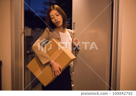 一個喜歡安排、夜間例行公事的女商人 109842782