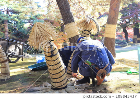 園丁正在整理稻草 109843437