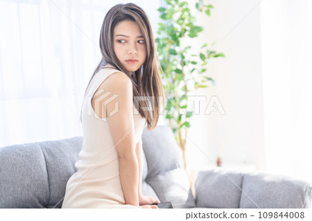 年輕的女士 109844008