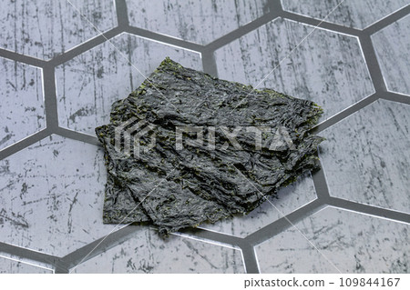 Korean nori seaweed chips heap 109844167