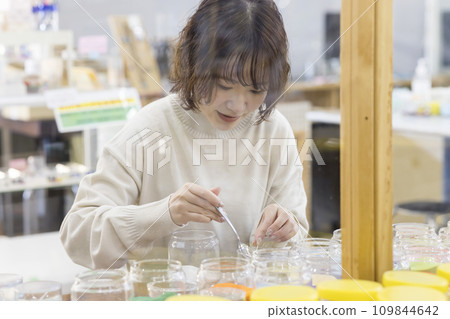 A woman holding a workshop to make gel candles 109844642