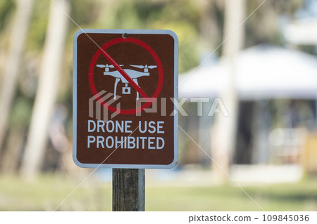 Signpost with warning about drone usage prohibition in state park. Warning notice against using UAV and quadcopters 109845036