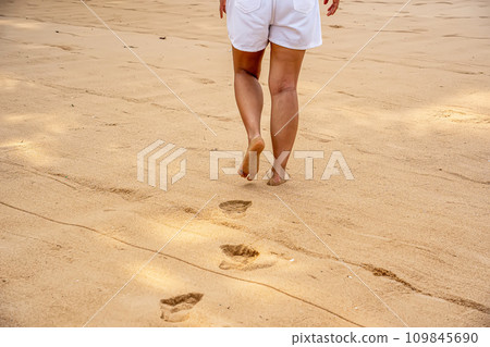 Woman walking 109845690