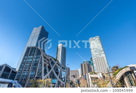 Urban landscape around Azabudai. 109845999