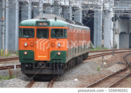 Hakubi Line 115 series Shonan color arriving at Okayama Station 109846081