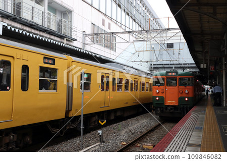 Hakubi Line 115 series Shonan color arriving at Okayama Station 109846082