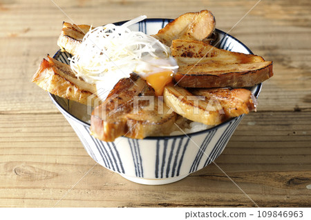 Thick-sliced char siu bowl topped with soft-boiled egg 109846963