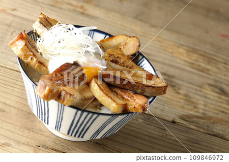 Thick-sliced char siu bowl topped with soft-boiled egg 109846972