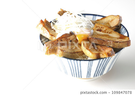 厚片叉燒碗，上面放著一個半熟的蛋，在白色背景下拍照 109847078