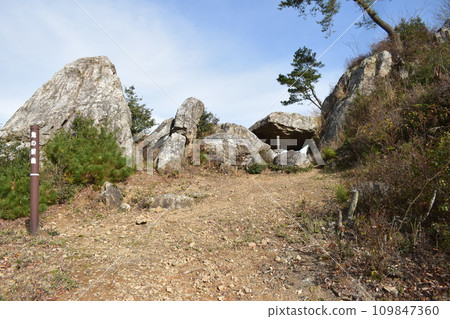 丹波國、明智光秀建造的「金山城」週邊、登城道路、鬼掛橋 丹波國、明智光秀建造的「金山城」週邊、登城道路、鬼掛橋 109847360