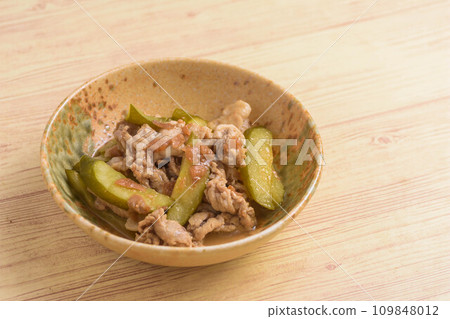 豬肉黃瓜配酸梅 109848012